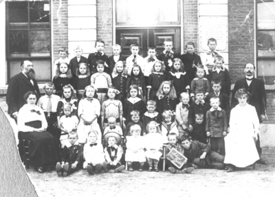 1002409 Groepsportret van een schoolklas van de School met den Bijbel aan de Molenstraat te Vreeswijk.